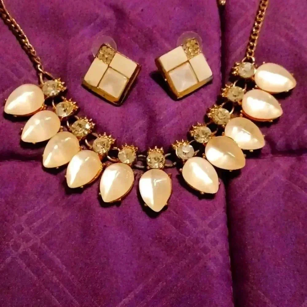 Beautiful beaded pearl necklace with earrings - Picture 2 of 3